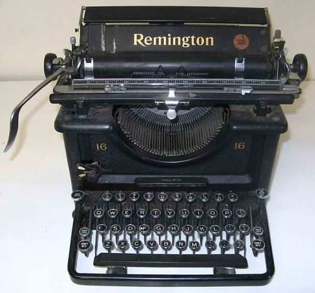 These Vintage Typewriters at History Con 2017 Made Me Feel Nostalgic