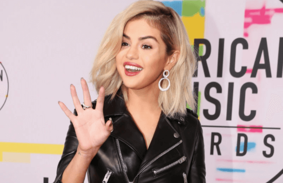 Selena Gomez Just Debuted Her Blonde Hair At The 2017 Amas When