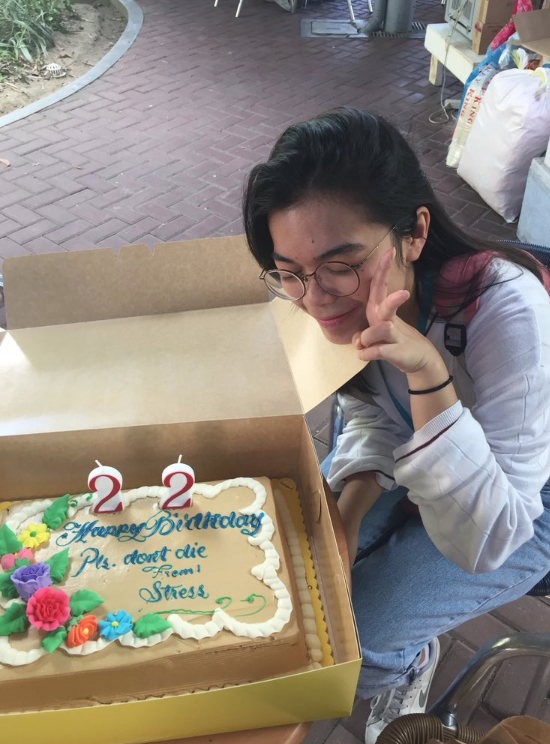 Denise dan kue ulang tahunnya