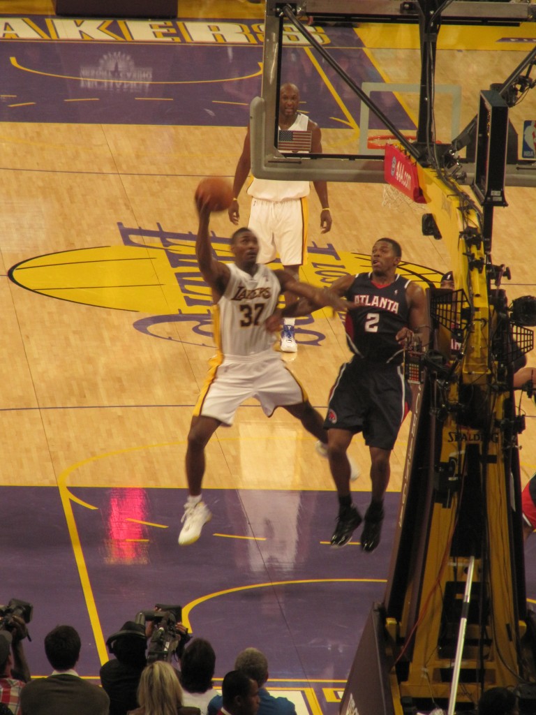 Ron Artest going up for a layup wheninmanila.com