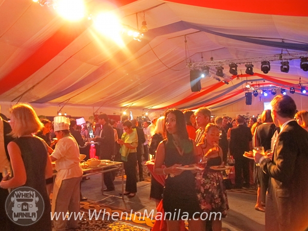 people-socializing-soirée-beaujolais-paris-la-nuit-sofitel-philippine-plaza-FCC-le-club-harbor-garden-tent IMG 0069