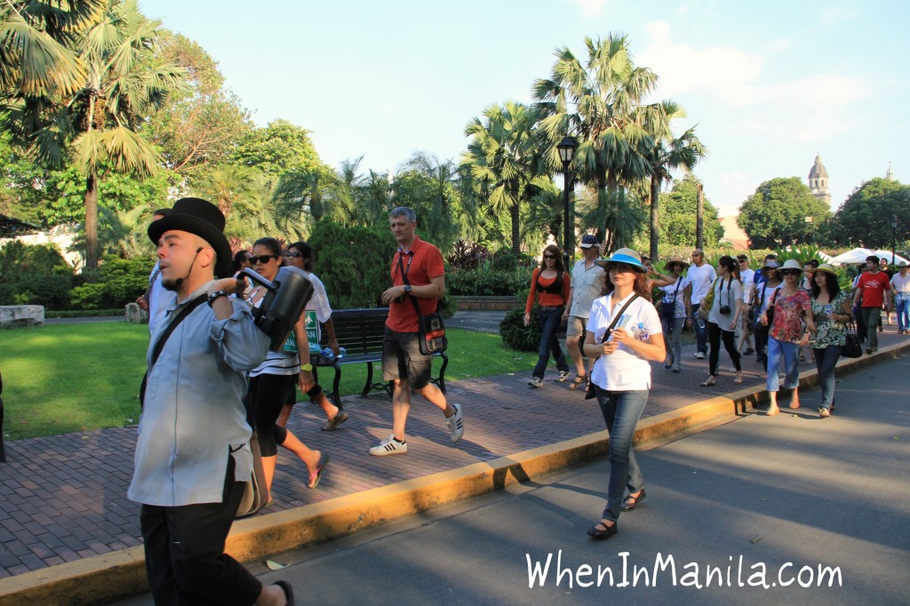 when in manila carlos celdran walk his way tour intramuros harveen kaur pied piper
