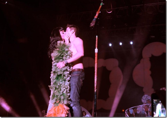 Katy Perry Kissed a Boy in the Philippines: Lucky Filipino Fan Kisses Katy  Perry at Concert - When In Manila