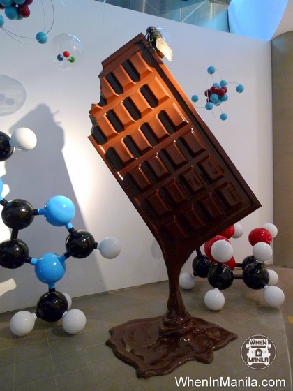 giant fly giant chocolate bar atom gallery1
