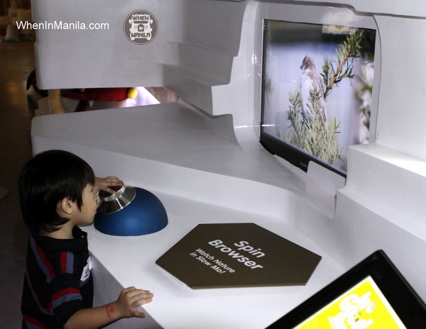kid playing with spin browser in the mind museum in taguig when in manila