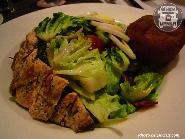 jsncruz village tavern when in manila 05 tavern salad with grilled chicken