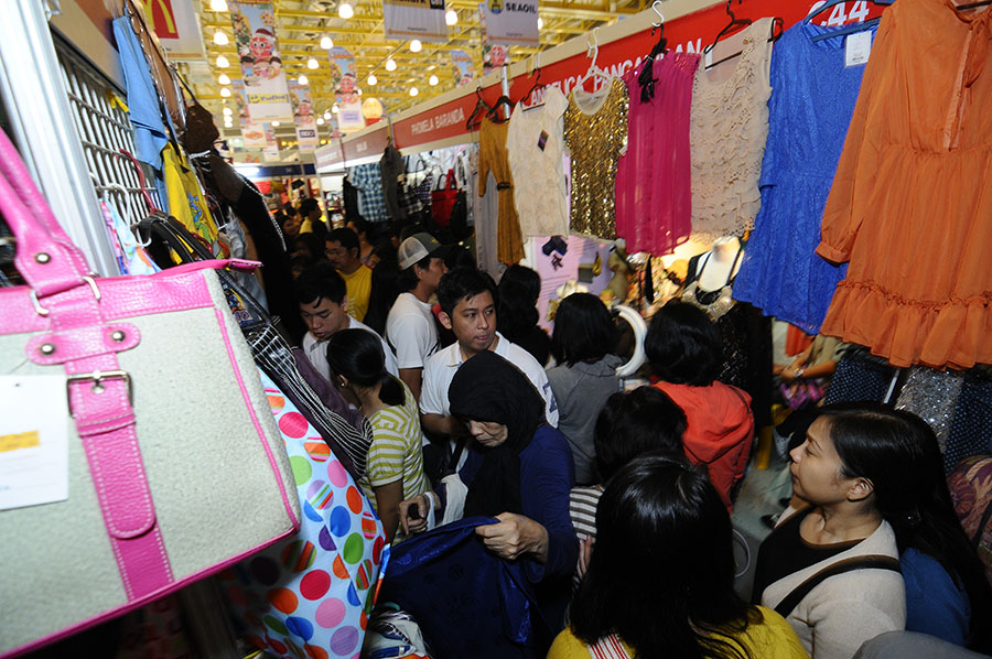 7 Tips When Shopping During a "Sale" 2 230,000 shoppers converge for the greatest Christmas shopping experience