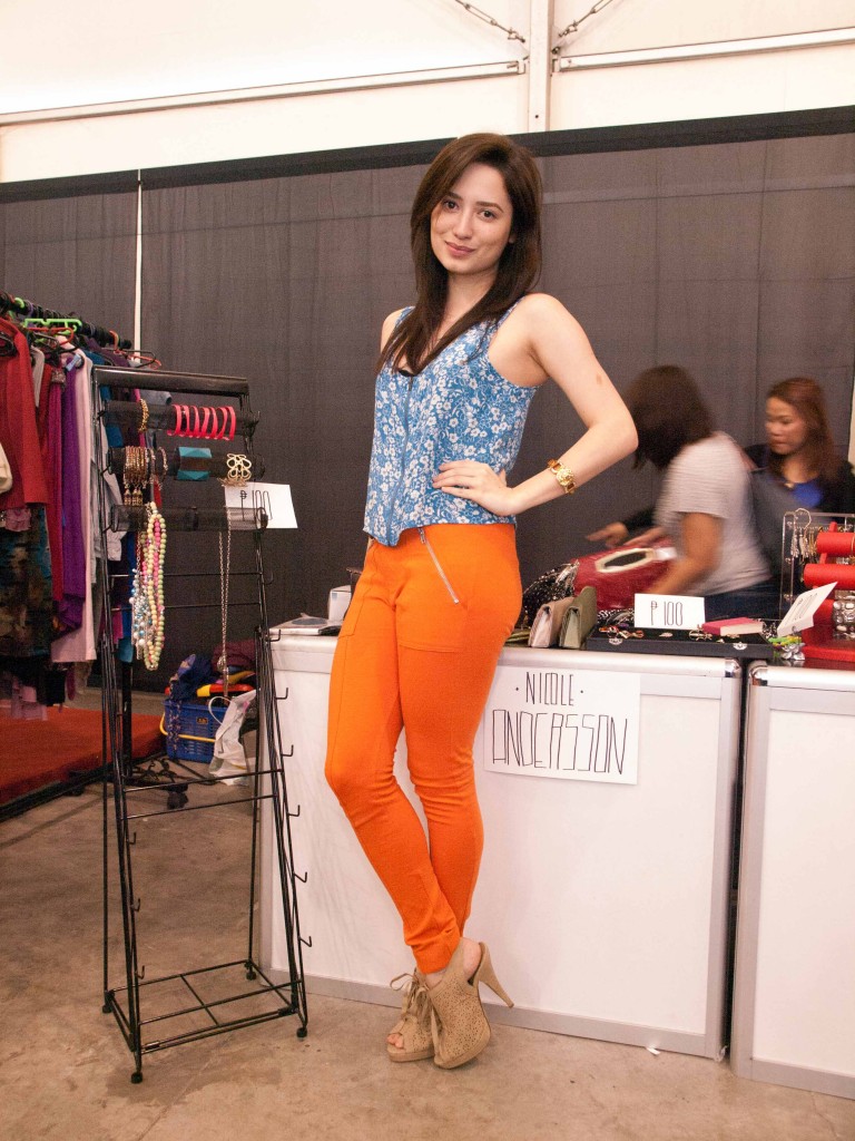 Nicole Anderson flaunts her personally picked fab finds up for grabs in her Bloggers United 4 booth