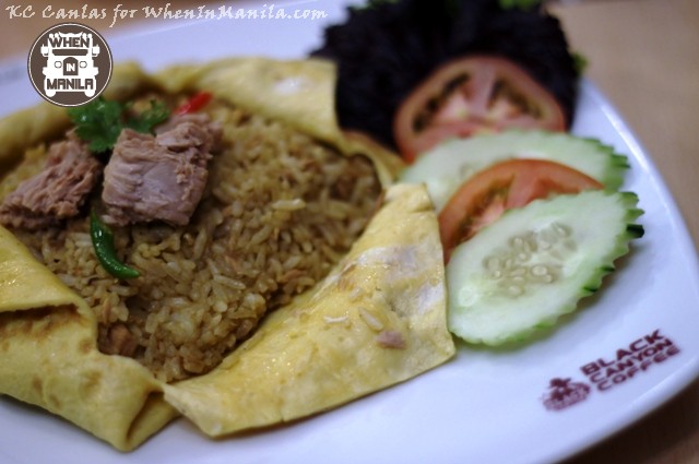 Green Curry Stir-Fried Rice with Tuna Stuffed in Omelette