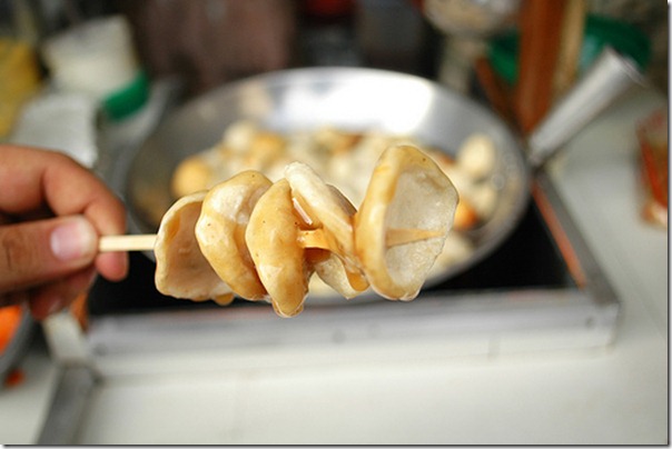 Manila-Street-Food-StreetFood-Philippines-esaw-chicken-intestines-WhenInManila-1 (2)