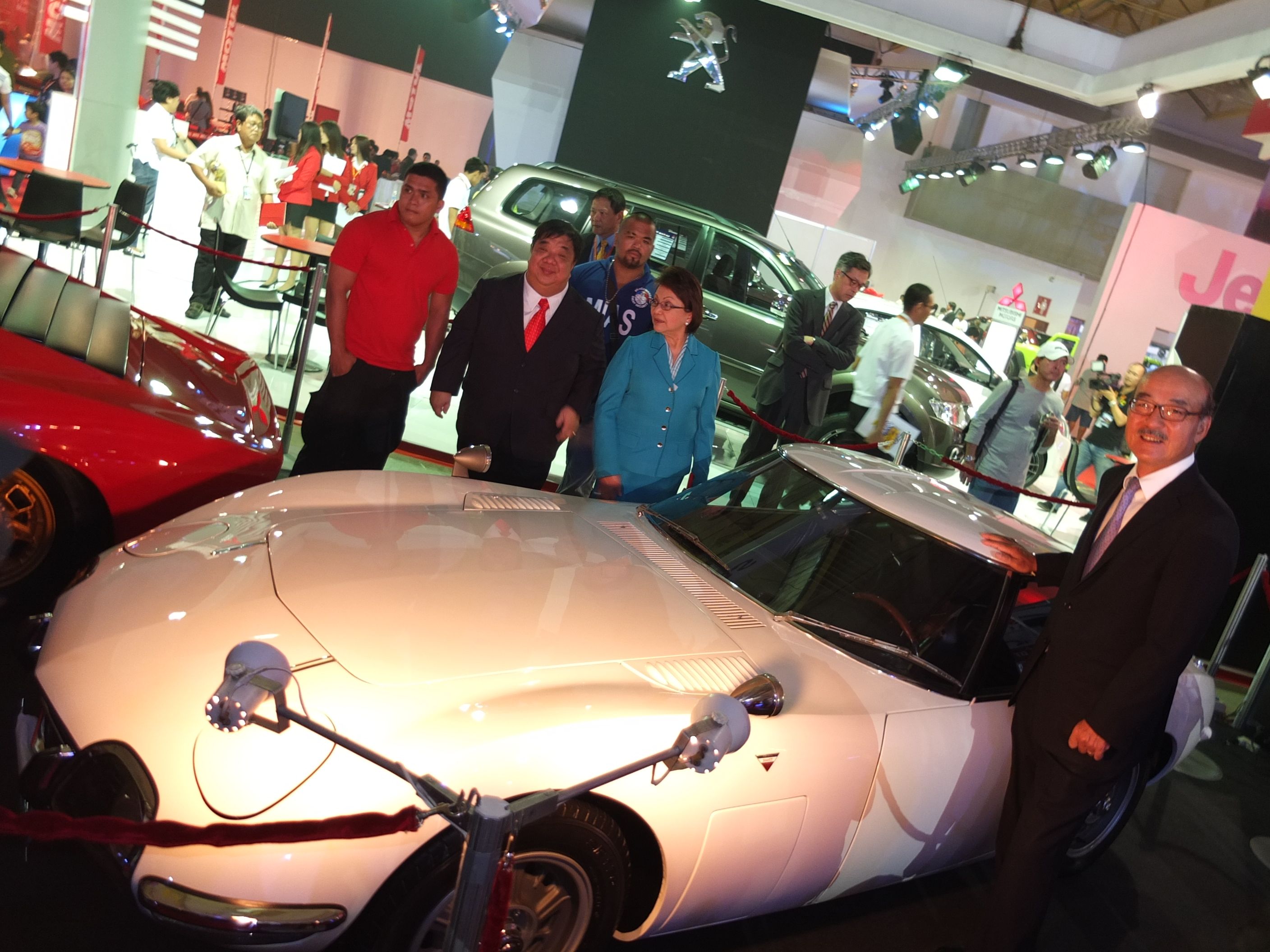 Ambassador Urabe and WSI Founding Chairman Joseph Ang at the Toyota 2000GT display (1)