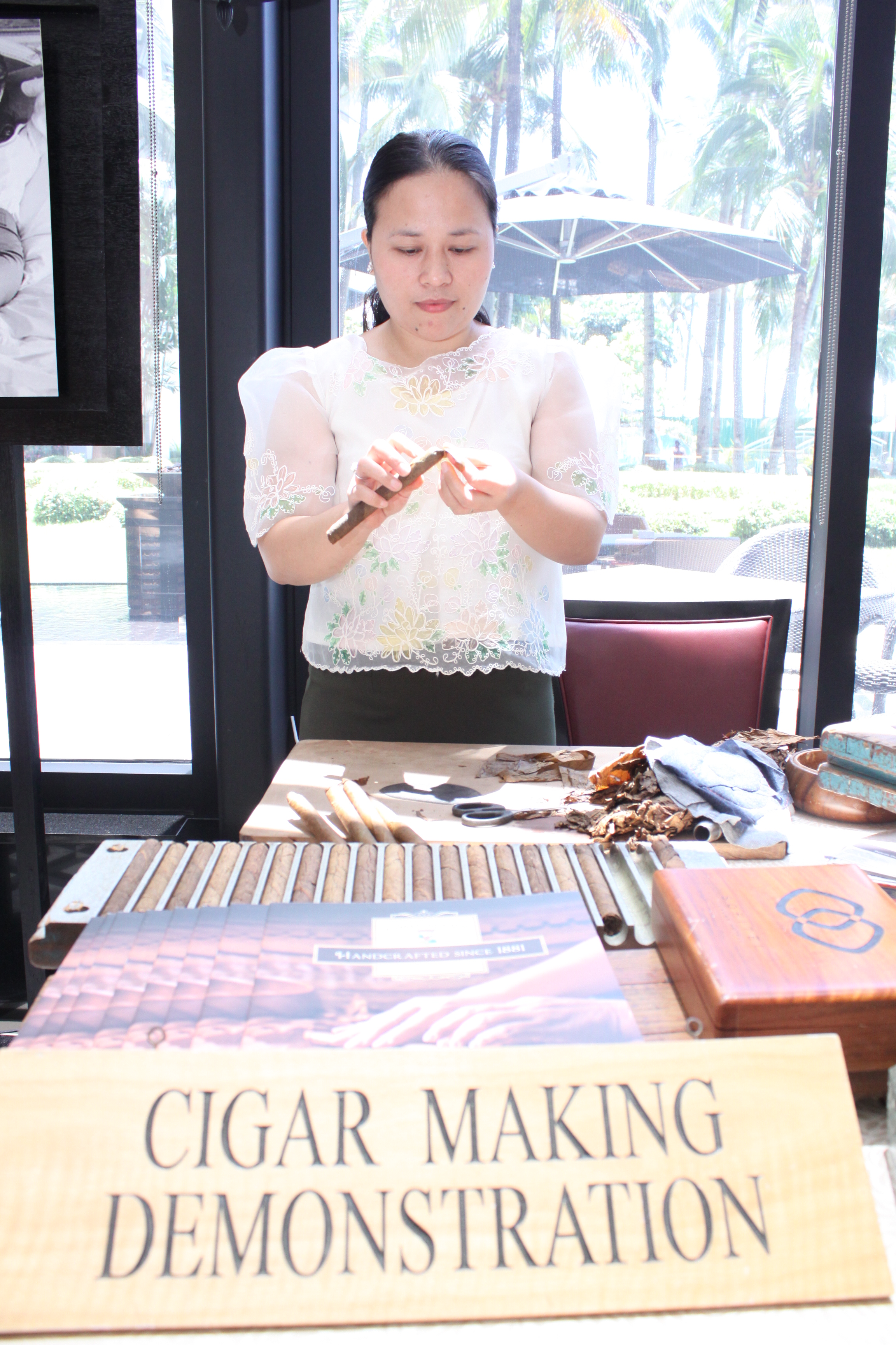 cigar-making-demo-at-Spiral