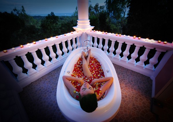 The Peacock Garden Boutique Hotel and Spa: Peace, Serenity and Luxury 9 fontanaaureliaspa_suitebathtub3