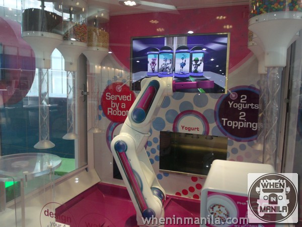 Reis and Irvy's Frozen Yogurt - Where Robots Serve You Your Treats! 2 GEDSC DIGITAL CAMERA