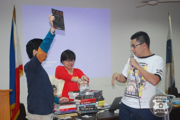 ReaderCon raffles away books to lucky participants