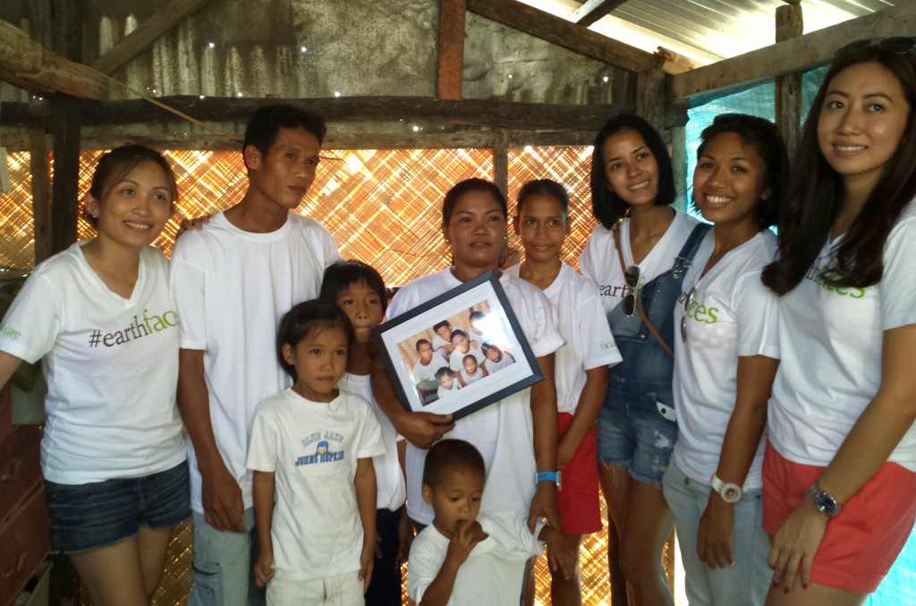 2 - Facial Care Centre ladies NJ Torres, Bianca Gonzalez, Mayor Pie Alvarez and environmentalist Anna Oposa hand a family from Coron their portrait