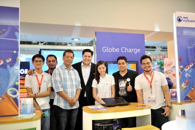 Entrepreneurs Explore Opportunities at Entrepreneur & Franchise Expo 2014 2 EFE managing director David Abrenilla together with Globe MyBusiness team
