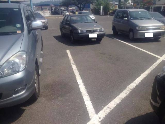 Worst-Parking-Jobs-Manila-Philippines-Bad-Parkers-Horrible-Parked-Car-Park-Idiots-WhenInManila (2)