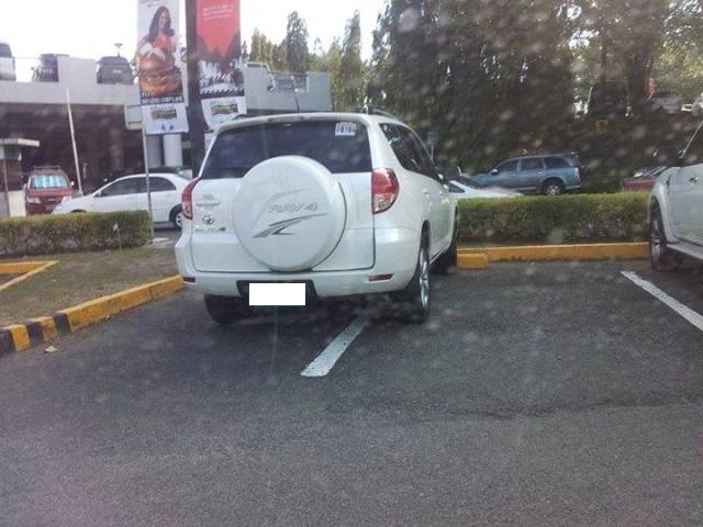 Worst-Parking-Jobs-Manila-Philippines-Bad-Parkers-Horrible-Parked-Car-Park-Idiots-WhenInManila (3)