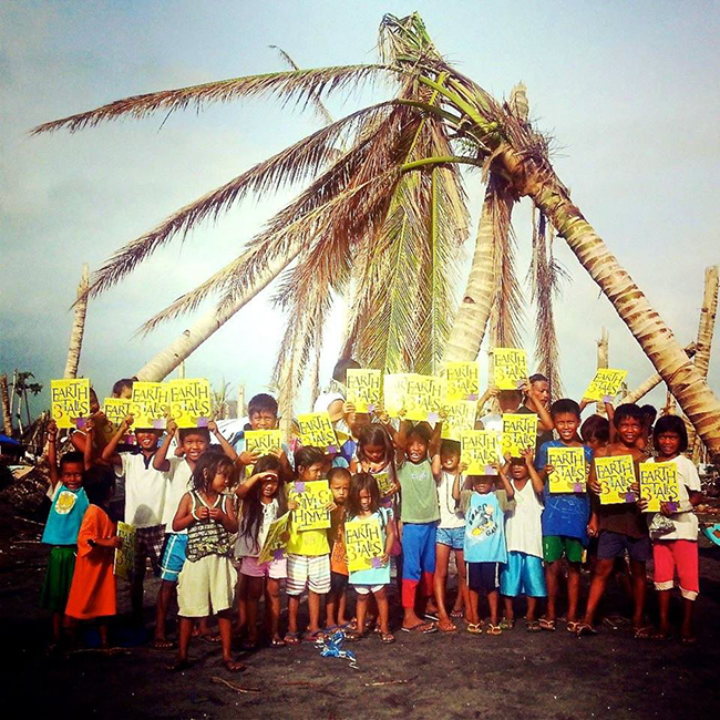 book-giving-in-Tacloban