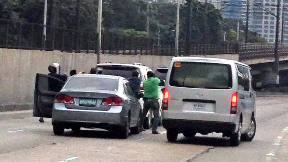 People with guns in EDSA (5)