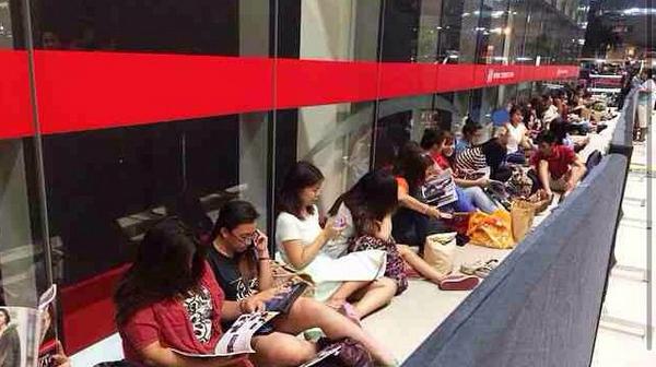Fans Wait In Line For H&M's Opening a Day Before the Opening 5