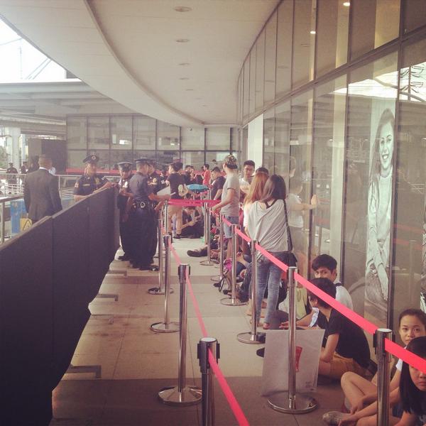 Fans Wait In Line For H&M's Opening a Day Before the Opening