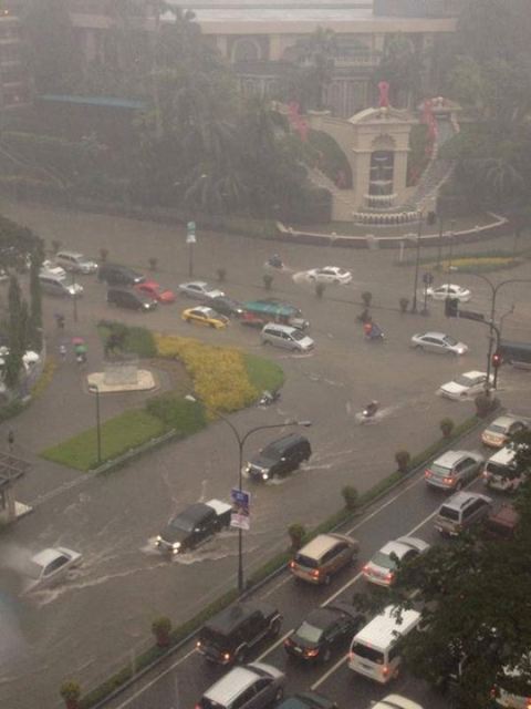 Here Comes the Rain Today: Netizens Share Photos of Flooded Manila Streets 1 Rain Flood Manila (1)