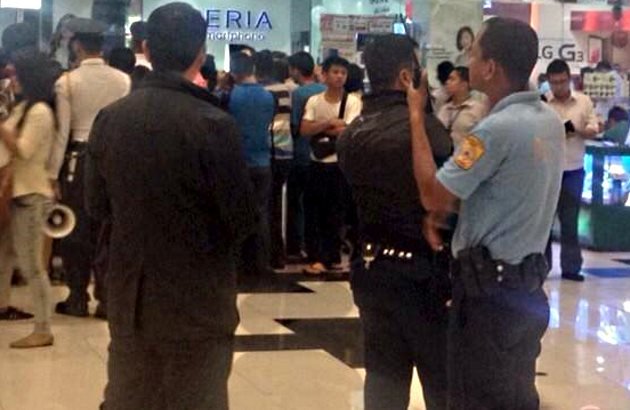 Smartphone Super Sale Ends With Angry Customers and the Police 2
