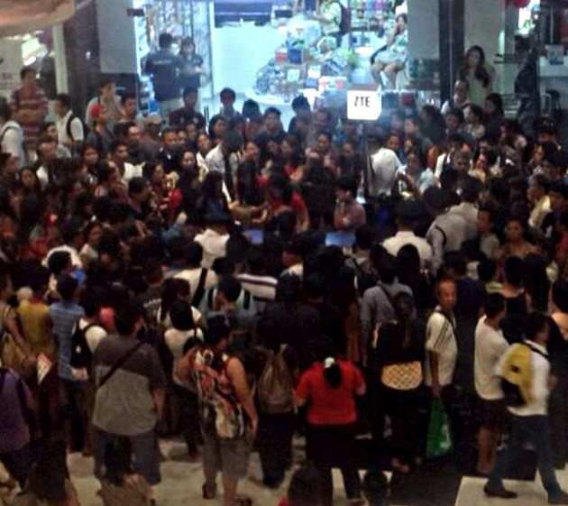 Smartphone Super Sale Ends With Angry Customers and the Police 3