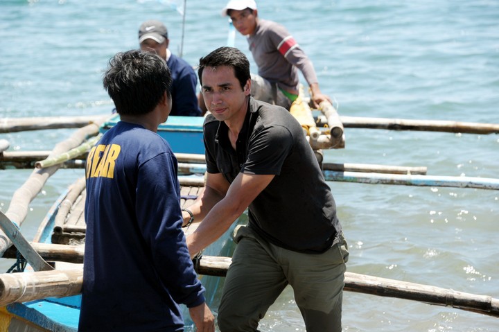 Filipino-British Trey Farley, who speaks conversational Filipino, relates to the plight of Haiyan survivors, including fisherfolks. 