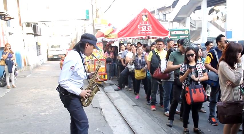 MRT Security Guard Plays Saxophone During Rush Hour