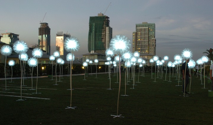 Artist Olivia d’Aboville Makes the Holidays Bloom with Eco-Friendly Masterpiece (4)