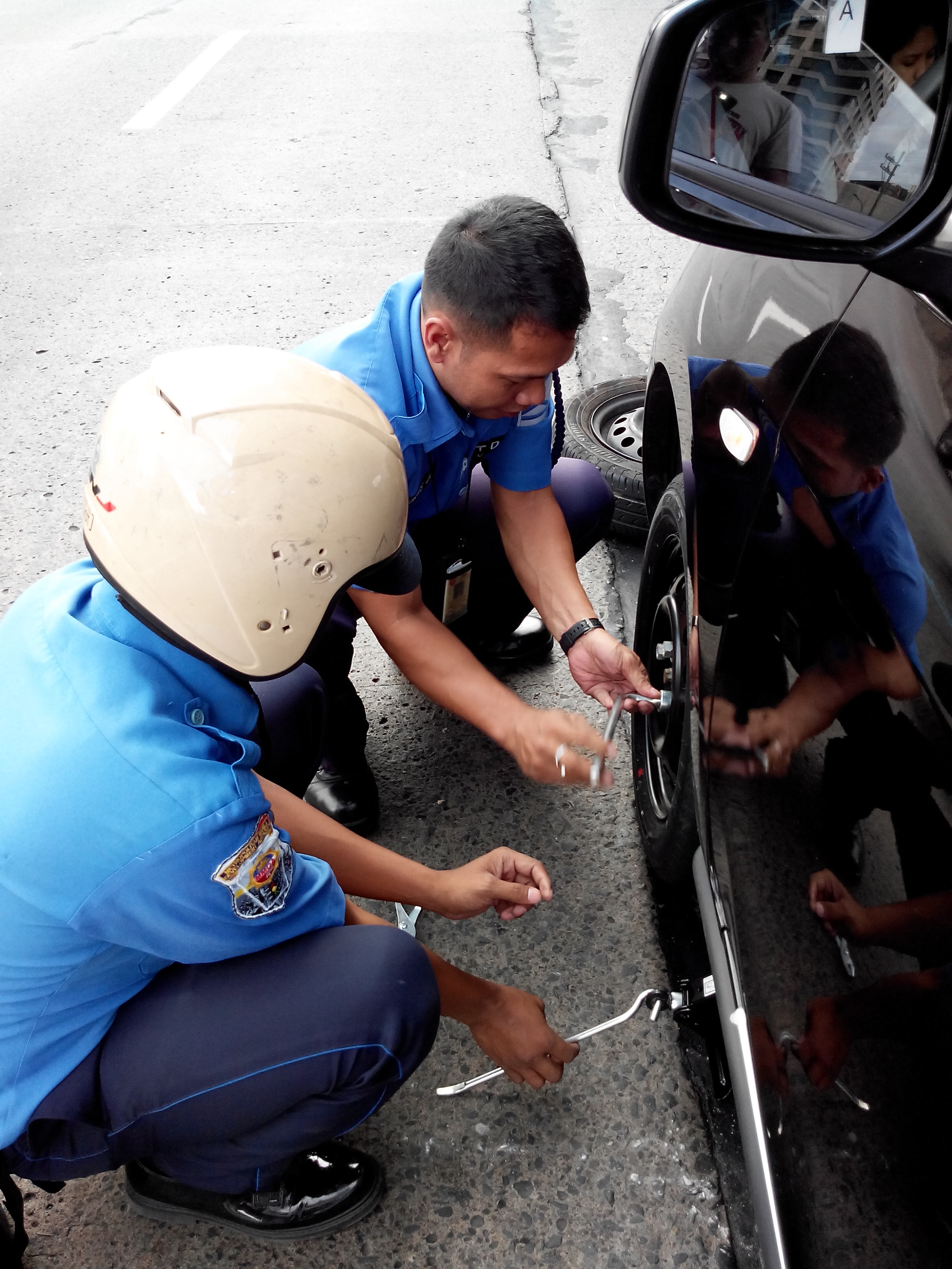 Motorist Encounters Good Samaritans From the MMDA at Ortigas Flyover