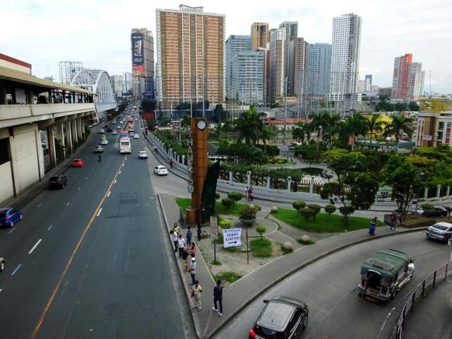 Rare Look at EDSA Without Any Billboards or Ads (1)