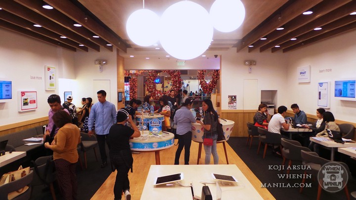 Smart Communications Turns its Stores Into a Hip Lifestyle Cafe (9)