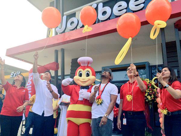 Apl.de.ap Fulfills Dream to Open a Jollibee Store 2 Apl.de.ap Fulfills Dream to Open a Jollibee Store 2