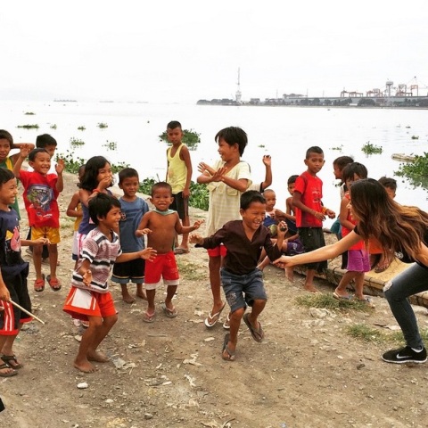 Nicole Scherzinger Spends Time with "Beautiful Children" of Manila 4 Nicole Scherzinger spends time Baseco Kids (1)