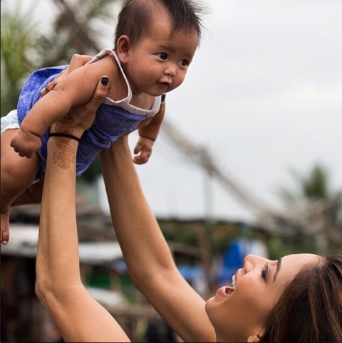 Nicole Scherzinger Spends Time with "Beautiful Children" of Manila 2 Nicole Scherzinger spends time Baseco Kids (3)