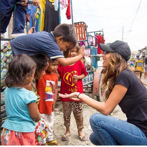 Nicole Scherzinger Spends Time with "Beautiful Children" of Manila 1 Nicole Scherzinger spends time Baseco Kids (4)