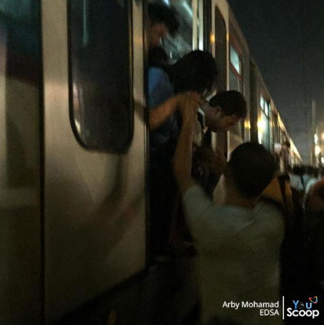 MRT stops, Passengers walk (1)