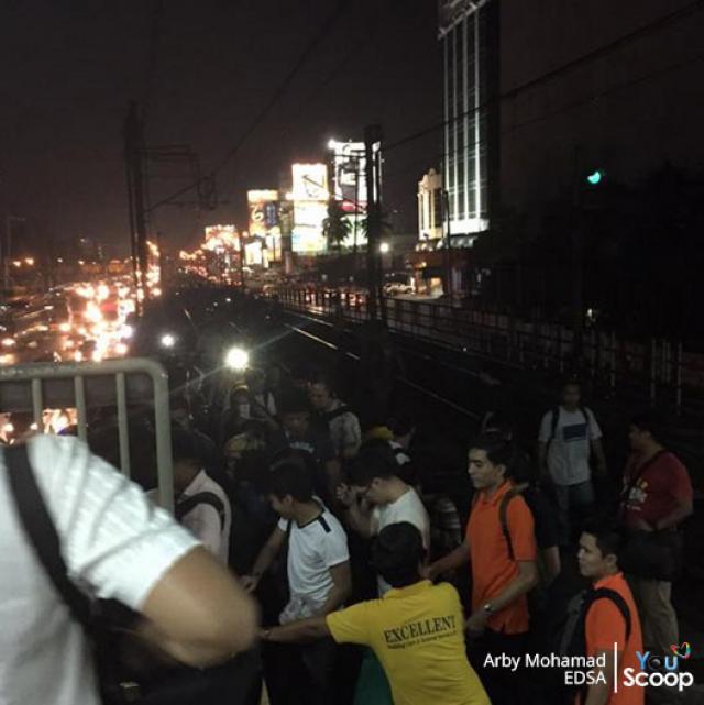 MRT stops, Passengers walk (2)