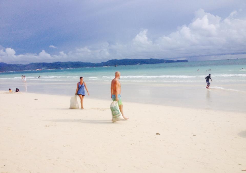Foreigners boracay clean up