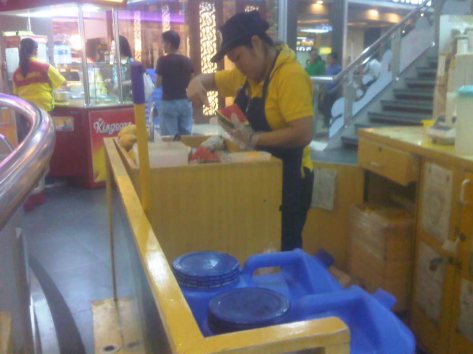 Netizen Shares Inspiring Story of Meeting a Deaf Attendant at a Food Stall