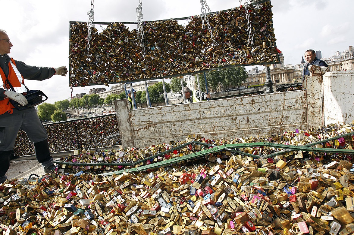 WALANG FOREVER 'Love Locks' in Paris to be Taken Down