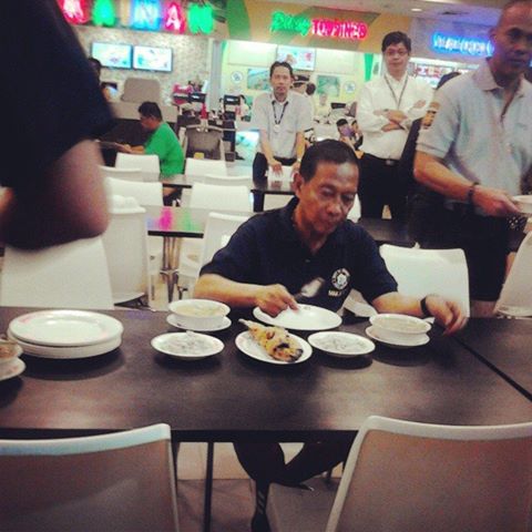 Netizens React: Is Binay Humble for Eating at a Food Court? 1 11081313_1546680212262518_1363064348039868897_n