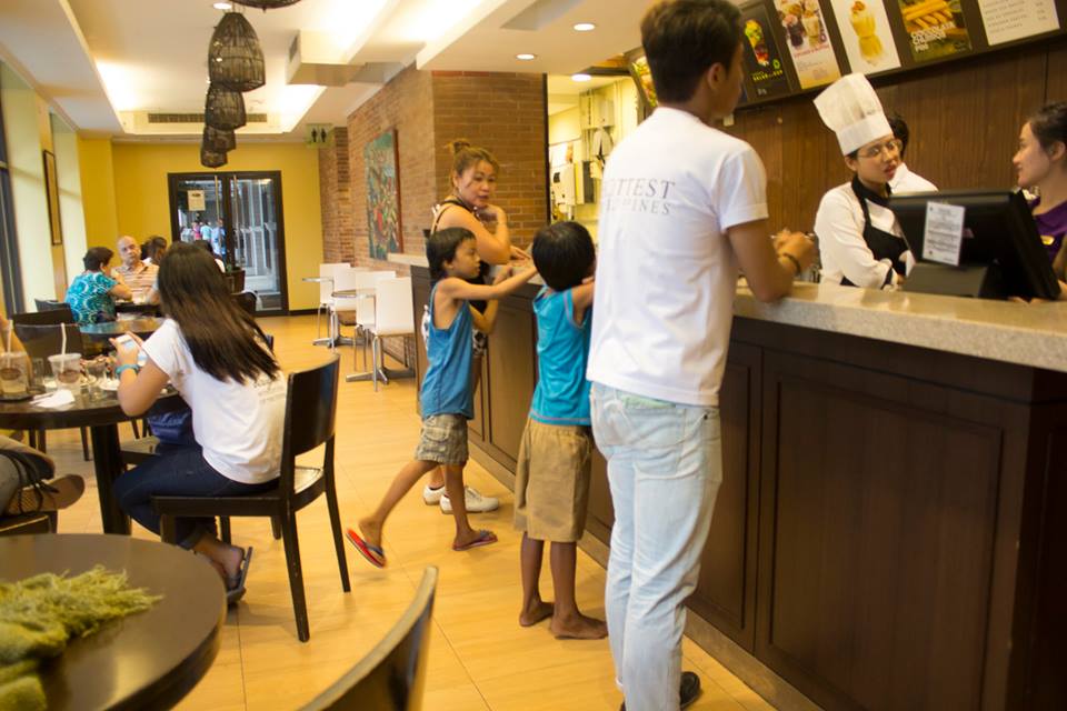 Netizen Shares Photos of Woman Taking Street Kids to Eat at a Hotel in Manila