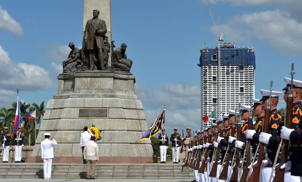 LOOK Torre De Manila Photobombs Mexican President's Photo in Luneta
