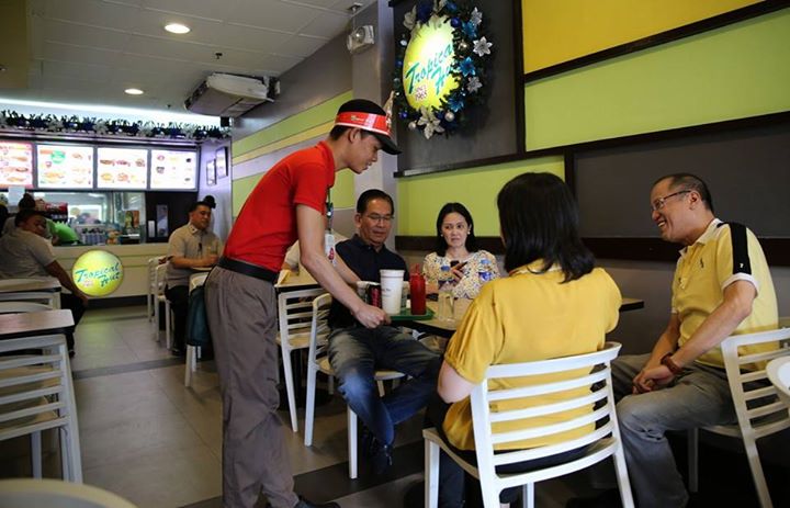 Netizens React to Aquino Family Eating in Fastfood Restaurant