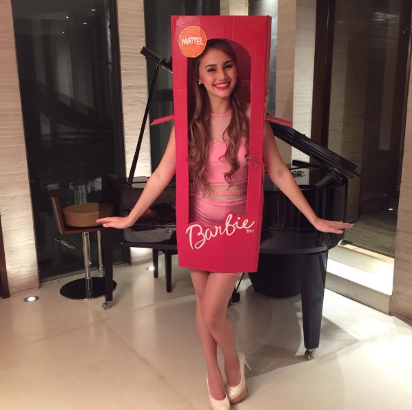 27 Coolest Halloween Costumes We Spotted Online This 2015 8 halloween costumes boe riccio barbie in a box